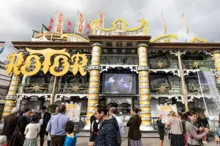 Besucher des Oktoberfests vor dem Fahrgeschäft Rotor