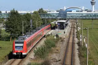 20210816_Connections_city_Munich_Airport Eine S-Bahn auf dem Weg in die Innenstadt vom Münchner Flughafen
