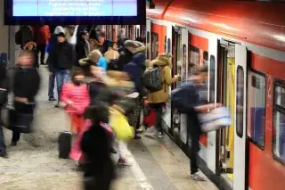 2021080_Zweite Stammstrecke Menschen steigen am Hauptbahnhof in die S-Bahn um.