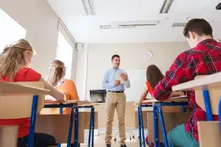 20210311_Schul-_und_Bildungsberatung_Jugendliche Ein Lehrer unterrichtet vor einer Schulklasse