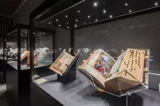 20210625_Bayerische_Staatsbibliothek_ES Alte Bücher hinter Glas in der Bayerischen Staatsbibliothek