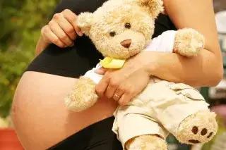 20210305_Jugendberatungsstellen Eine hochschwangere Frau hat einen Teddy im Arm