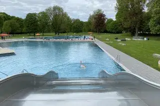 Schwimmbecken mit Wasserrutsche im Schyrenbad
