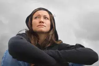 20210304_Beratung_Mädchen_Frauen_Shutterstock Eine Frau macht ein besorgtes Gesicht