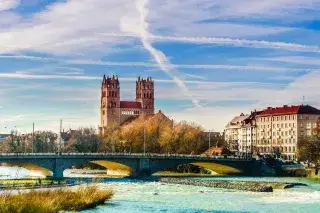 20201223_4_perfekte_Wochenendspaziergänge Blick auf die Reichenbachbrücke an der Isar, im Hintergrund St. Maximilian