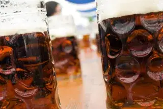 Maßkrüge mit Starkbier auf dem Tisch Maßkrüge mit Starkbier auf dem Tisch