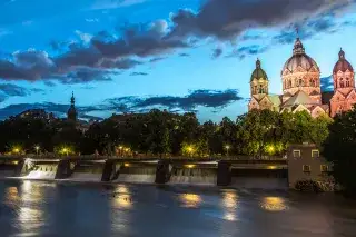 20210429_St._Lukas_Shutterstock Die Lukaskirche am Isarufer