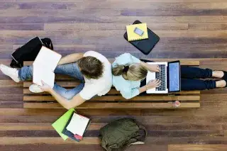 20210813_Studieren_in_München Studierende lernen Rücken an Rücken