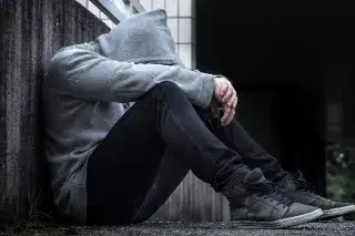 20210304_Suizidberatung_Shutterstock Ein junger Mann ist traurig