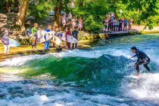 20201228_Tipps_Wochenende Die Eisbachsurfer in München