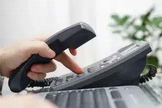 20210304_Internationale_Vorwahlen_Shutterstock Ein Mann wählt eine Telefonnummer