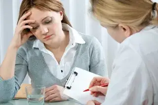 20210304_Notdienste_Hilfe_Mädchen_Frauen_Shutterstock Eine Frau konsultiert eine Therapeutin