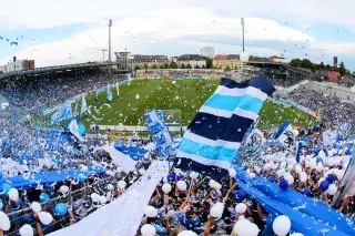 20210128_Grünwalder_Stadion Wehende Fahnen in der Fankurve des TSV 1860 München