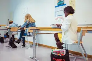 20210811_Realschulabschluss_nachholen Schülerinnen sitzen im Unterricht in der Städtischen Franz-Auweck-Abendschule