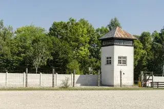 20210506_KZ-Gedenkstätte Dachau Wachturm, Mauer und Stacheldrahtzaun in der KZ-Gedenkstätte Dachau