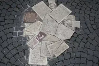 20210422_Sophie_Scholl_Shutterstock Die Flugblätter der Weißen Rose als Bodendenkmal am Geschwister-Scholl-Platz