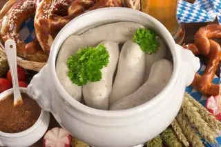 20210225_Weißwurst_Shutterstock Weißwürste im Topf
