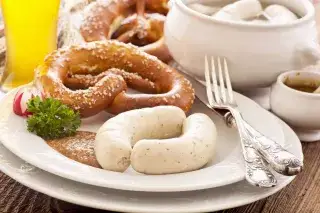 20210225_Weißwurst_Shutterstock Weißwürste auf dem Teller