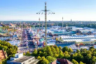 Aussicht auf die Theresienwiese während dem Oktoberfest
