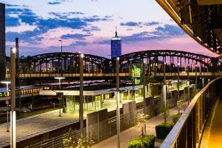 20210224_Corona_Streifzug_Nacht_Anette_Göttlicher Der Abendhimmel über der Hackerbrücke, fotografiert vom ZOB
