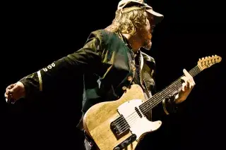 Zucchero mit Gitarre auf der Bühne