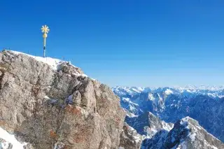 20210303_Zugspitze Das Gipfelkreuz auf dem Gipfel der Zugspitze