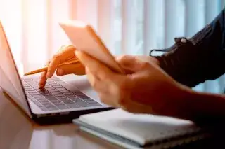 201027_Shutterstock Frau sitzt vor Laptop