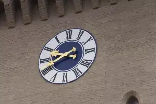 201103-uhr-isartor_Katy Spichal Spiegelverkehrte Uhr am Isartor München