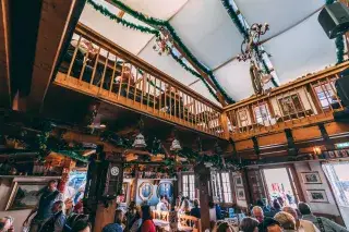 Kleines Wiesnzelt Innen vom Glöckle-Wirt auf dem Oktoberfest