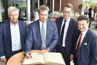 Eintrag ins Goldene Buch zur Eröffnung: (v. li.) OB Dieter Reiter, Ministerpräsident Markus Söder, Staatsminister Markus Blume und Gastgeber Wolfgang M. Heckl Eintrag ins Goldene Buch zur Eröffnung: (v. li.) OB Dieter Reiter, Ministerpräsident Markus Söder, Staatsminister Markus Blume und Gastgeber Wolfgang M. Heckl