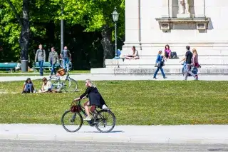 Fahrradfahrerin am Königsplatz Fahrradfahrerin am Königsplatz