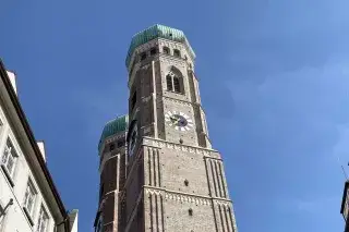 Südturm Frauenkirche Ser Südturm der Frauenkirche von unten fotografiert