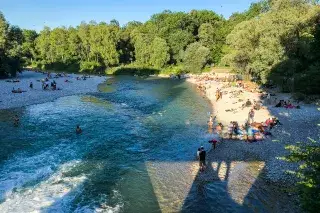 isar_flaucher_2019_anettegoettlicher-11 Blick von oben auf den Badebereich am Flaucher bei Sommerwetter mit Badegästen.