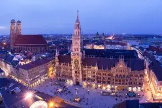 Neues Rathaus München am Abend