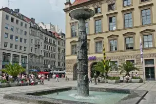 Der Richard-Strauss-Brunnen in der Münchner Fußgängerzone Der Richard-Strauss-Brunnen in der Münchner Fußgängerzone