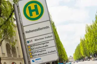 Bushaltestellen-Schild Hohenzollernstraße Bushaltestellen-Schild Hohenzollernstraße