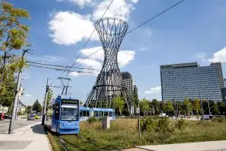 Tram 16 Effnerplatz Eine Tram der Linie 16 fährt am Effnerplatz vorbei