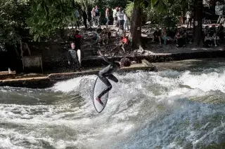 20201125-eisbach-surfer-4-3 Eisbachwelle mit Surfer