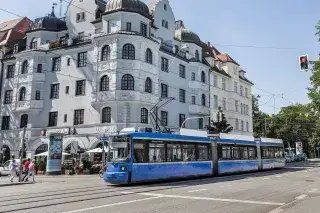 sightseeing-16er-tram-tivoli Tram 16: Straßenbahn Linie 16 an der Haltestelle Tivolistraße