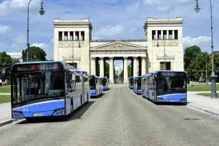 Die MVG präsentiert sechs neue Gelenkbusse am Münchner Königsplatz Die MVG präsentiert sechs neue Gelenkbusse am Münchner Königsplatz
