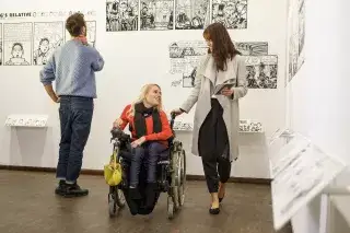 Rollstuhlfahrerin im Museum Rollstuhlfahrerin im Museum