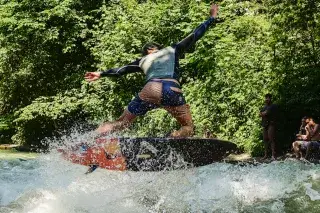 Surfer am Eisbach Surfer am Eisbach