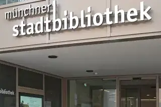 Schriftzug Münchner Stadtbibliothek Der Schriftzug der Münchner Stadtbibliothek am Eingang der Bibliothek in Giesing