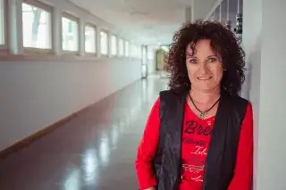 Kirsten Fabritius Schulleiterin Kirsten Fabritius steht in einem Gang der Franz-Auweck-Abendschule
