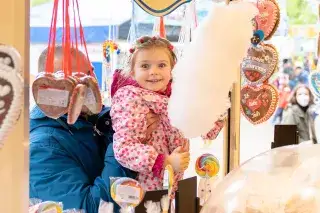 Kind mit Zuckerwatte auf der Auer Dult Kind mit Zuckerwatte auf der Auer Dult