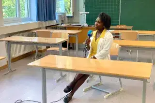 Paschalia Kituto Klassenzimmer Paschalia Kituto sitz in einem Klassenzimmer auf einem Stuhl