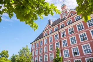 Die Grundschule an der Fröttmaninger Straße Die Grundschule an der Fröttmaninger Straße