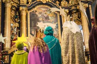 Sternsinger in Altötting Vier Sternsinger vor Altar in Altötting