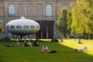 Futuro vor der Pinakothek der Moderne Futuro vor der Pinakothek der Moderne