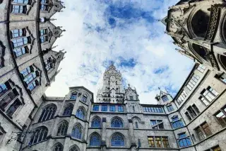 Innenhof des neuen Rathauses mit Blick nach oben.